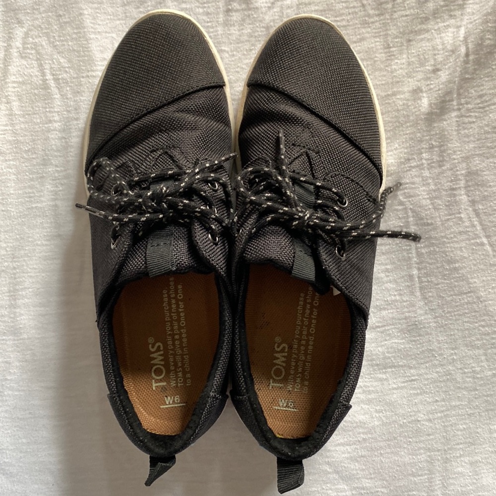 TOMS tennis shoes - Size 6